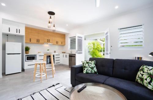 Edge Hill Villa | Bamboo Villa - Edge Hill Cairns Luxury Pet Friendly Sleeps 3