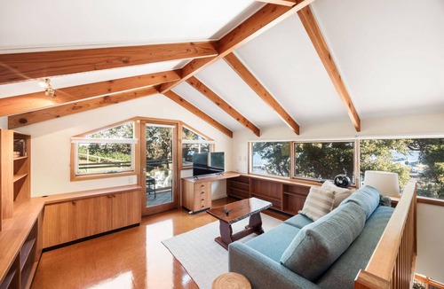 Metung House | Bancroft Haven: Nestled above the marina boasting views across Bancroft Bay