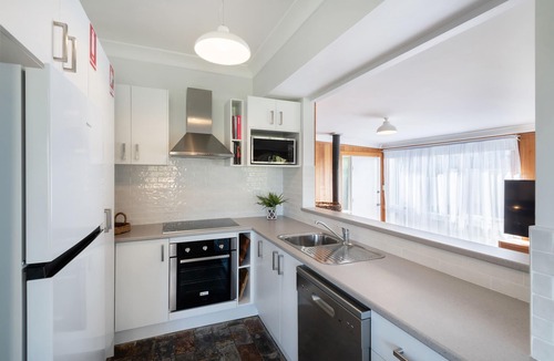 Huskisson House | Banksia: Walk everywhere, beach, shops & cafes in Huskisson. Cosy & stylish