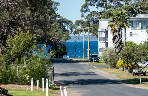 Huskisson House | Banksia: Walk everywhere, beach, shops & cafes in Huskisson. Cosy & stylish
