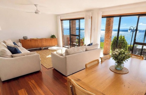 Marks Point House | Banyandah - home on the water