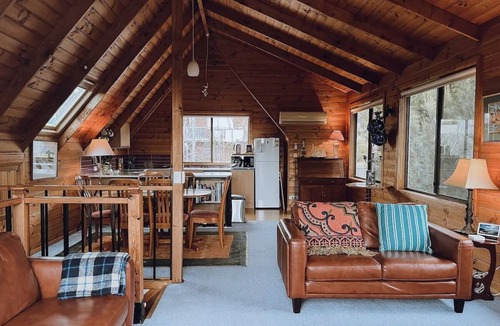 Bicheno Apartment | Barefoot Bungalow | Cozy Bicheno Hideaway |