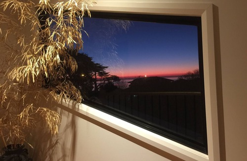 Dromana House | Barefoot Beach House -30 Second Walk to Swimming Beach, Amazing Bay & Hill views