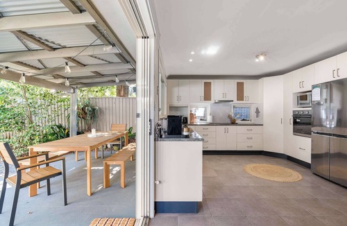 Narrawallee House | Barefoot Bungalow - Spacious Coastal Escape