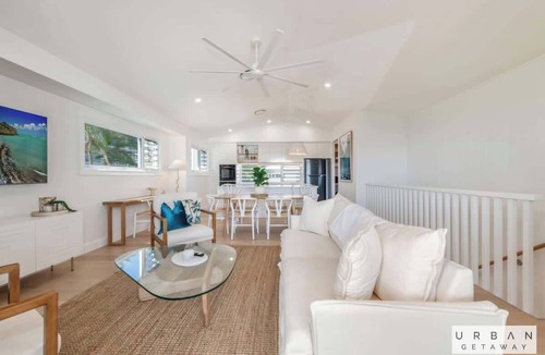 Bargara House | Bargara Coastal Luxe: Aircon, Out S Pet, Sleeps 8