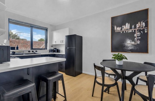 Saint Kilda South Apartment | Barkly St Kilda Modern Escape by Ready Set Stay - linen, wifi, parking