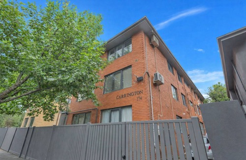Saint Kilda South Apartment | Barkly St Kilda Modern Escape by Ready Set Stay - linen, wifi, parking
