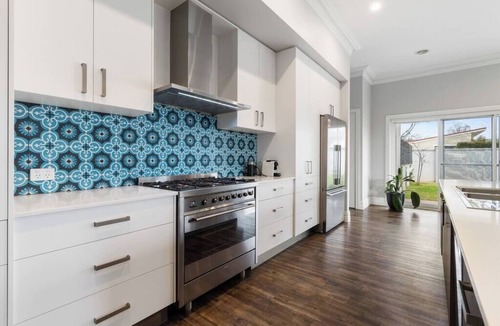 Orange House | 'Barton House' - Ideal Location, Stroll to CBD