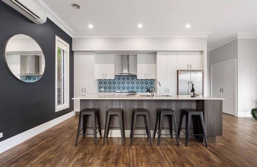 Orange House | 'Barton House' - Ideal Location, Stroll to CBD