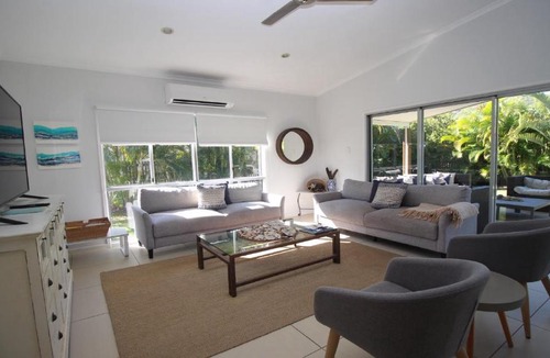 Horseshoe Bay House | Bather's Pavilion Holiday House