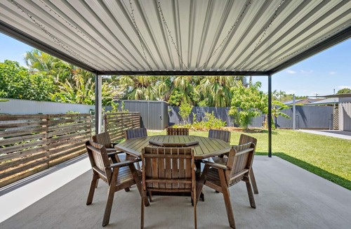 Deception Bay House | Bay Breeze - Sleeps 4 - Walk to Bay
