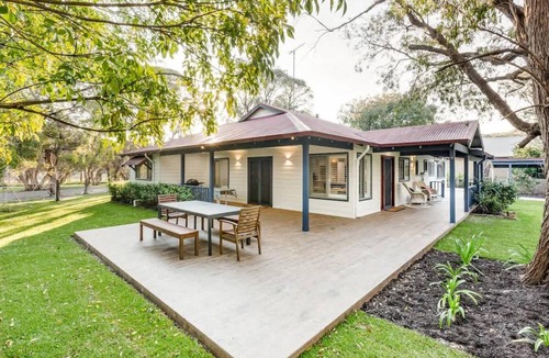 Quindalup House | Bay Cottage - Seaside Serenity Close to Town
