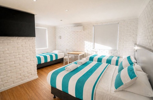 Bateau Bay Hotel | Bay House Motel