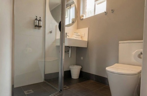 Bateau Bay Hotel | Bay House Motel