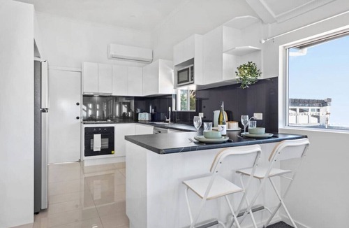 Redcliffe Apartment | * Bay Vista * Two Bedroom Waterfront Apartment