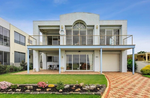 Portarlington House | Bayfront Bliss with Spa, Views and Fire