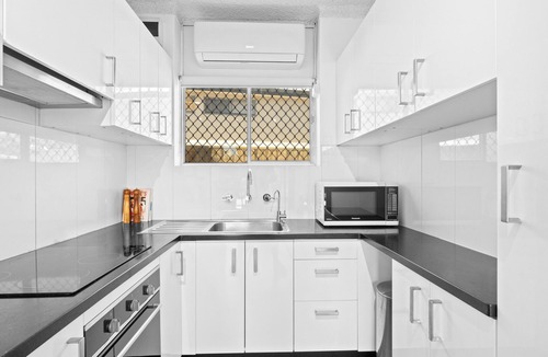 West Beach House | Bayside Bliss – Cosy 2BR Apartment by the Beach.