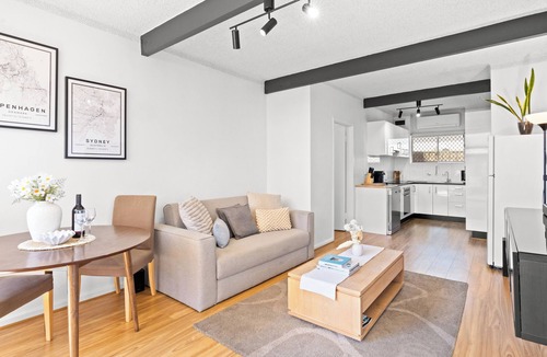 West Beach House | Bayside Bliss – Cosy 2BR Apartment by the Beach.