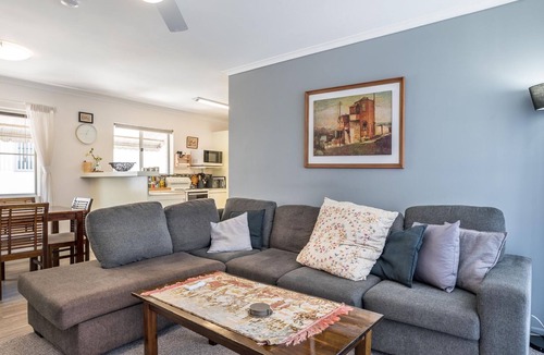 Wynnum Apartment | Bayside Lifestyle Getaway Relax by the Bay