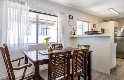 Wynnum Apartment | Bayside Lifestyle Getaway Relax by the Bay
