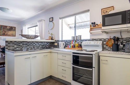 Wynnum Apartment | Bayside Lifestyle Getaway Relax by the Bay