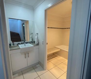 Brisbane Waterfront House | Bayview Breeze