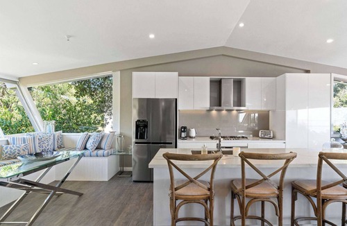 Mornington House | Bayview Luxury - Main St & Beach , Cosy Fireplace