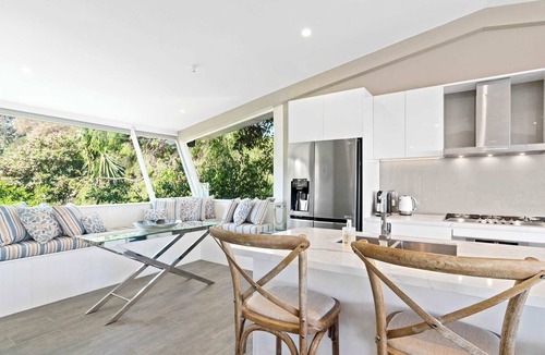 Mornington House | Bayview Luxury - Main St & Beach , Cosy Fireplace