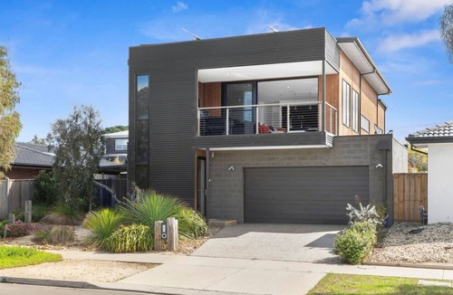 Curlewis House | Bayview- Sleeps 14, Aircon, Garage, Pets welcome!