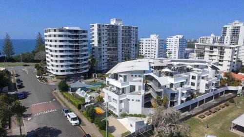 Mooloolaba Apartment | Beach and Breeze