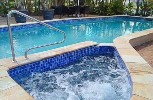 Broadbeach Apartment | Beach Apt Heated Pool BBQ Free Parking Sleeps 3