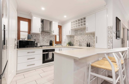 Glenelg North House | Beach & Bay - Modern Family Stay Glenelg North