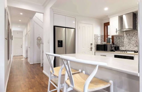 Glenelg North House | Beach & Bay - Modern Family Stay Glenelg North