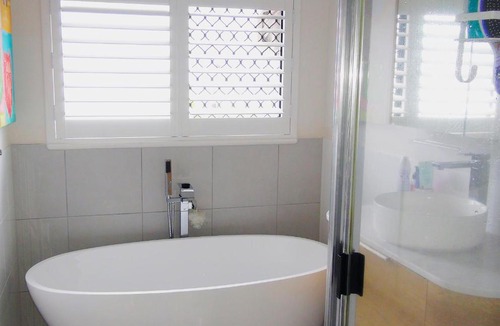 Kewarra Beach House | Beach Bliss, Private Bedroom, Private Lounge & Bathroom, plus Netflix, Wifi