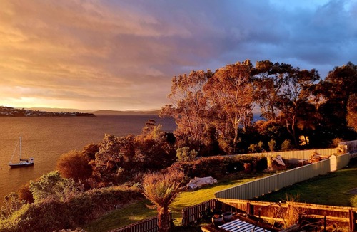 Primrose Sands House | Beach bliss with panoramic viewsnEntire home in Primrose Sands, Australia
