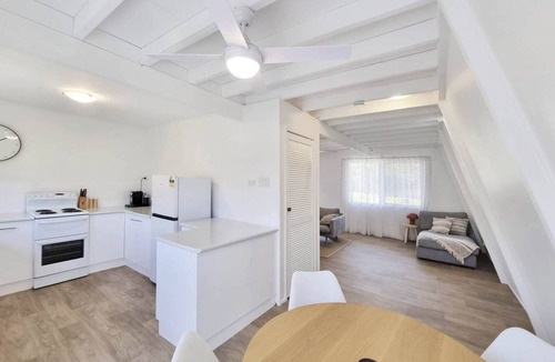 Bargara Apartment | Beach Bungalow | Walk to Bargara Beach | Pet-Friendly + Fast Wi-Fi