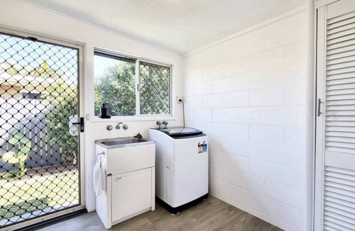Bargara Apartment | Beach Bungalow | Walk to Bargara Beach | Pet-Friendly + Fast Wi-Fi