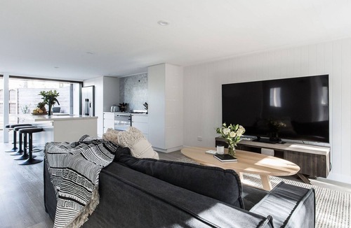 Sunshine Beach Villa | BEACH & CAFES - FIREPLACE - AIR CON - PETS