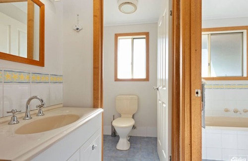 Middleton House | Beach Cottage - One Street to Beach, Recently Renovated Holiday Home
