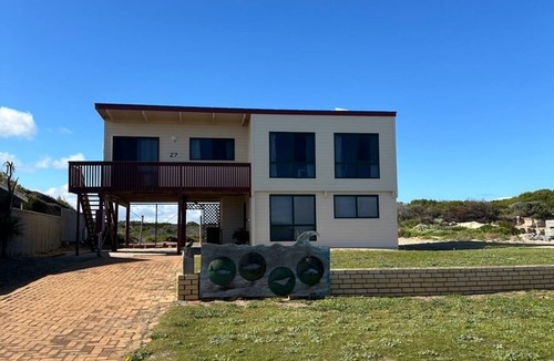 Ward House | beach front Elliston. Surfing and coast lines to explore, family friendly.