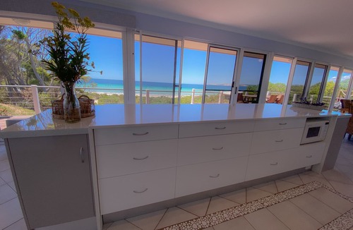 Island Beach House | Beach Front. Panoramic Views. Kayaks. Nestled in Nature