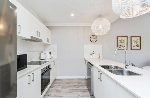 Urangan Apartment | Beach & Harbour Access - Ideal for Whale Watching