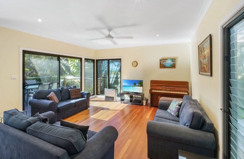 Valla Beach House | BEACH HOUSE Getaway - 5 minutes walk to the Beach!