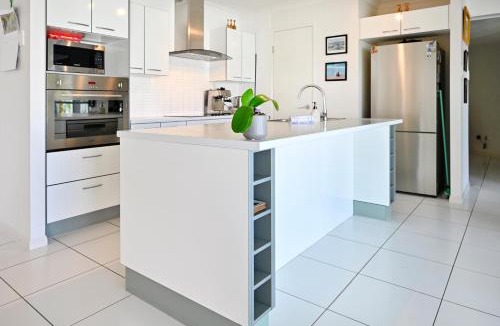 Warana House | Beach House Getaway - Stylish, Kms of Beach ZA1