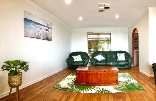 Beresford House | Beach House Opposite Ocean 4 Bed 2 Bathroom with pool
