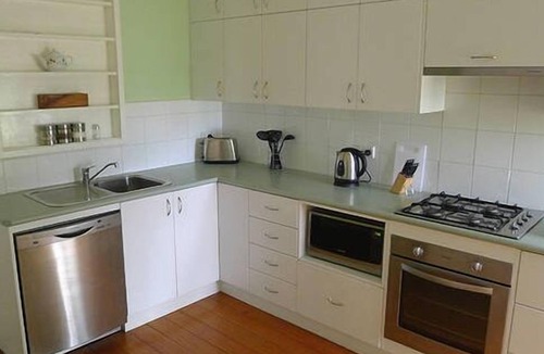 Warrnambool House | BEACH POINT COTTAGE, Pet Friendly, Walk to the Beach and Free WIFI