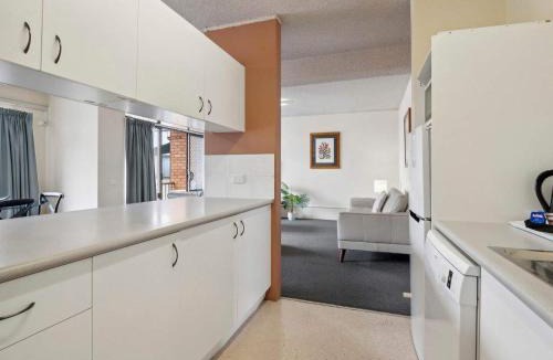Coffs Harbour Apartment | Beach Resort style spacious full A C - heated pool spa sauna - 6pm checkout @219