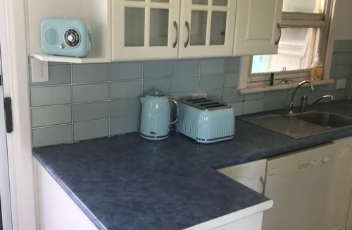 Middleton House | Beach Shack near Point and cafes. Large fenced yard. Book for last week January