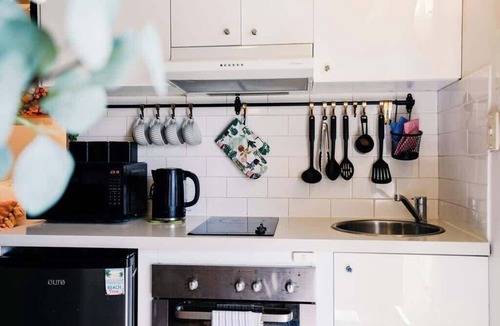 St Kilda West Apartment | Beach-Side Studio Apt with parking spot