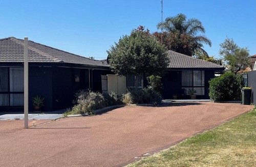 Mandurah Villa | Beach Stay on Ormsby. Two bedroom unit with secure backyard.